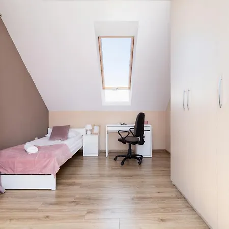 Three-bedroom House Czarnochowice By Renters *